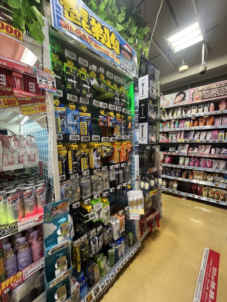ドン・キホーテの日用消耗品売り場の髭剃りコーナー