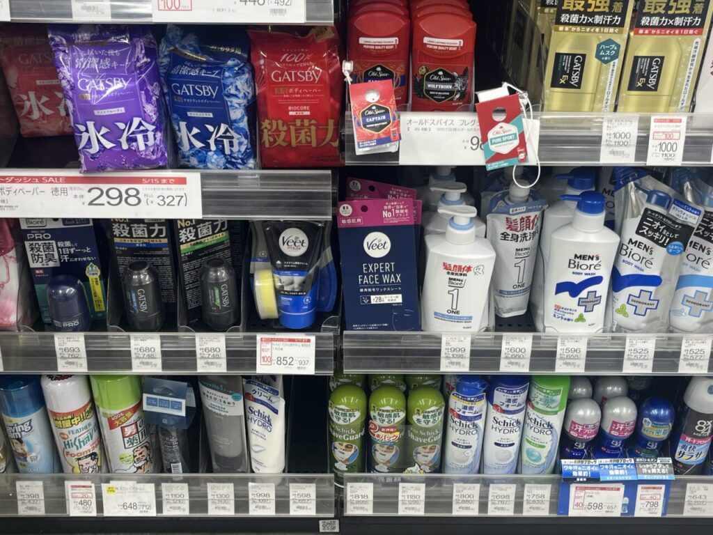 マツモトキヨシの男性化粧品コーナーの商品棚中央にはVeet MENの除毛クリームとシートあり